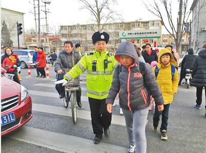 开学首日 “一校两警”护学忙