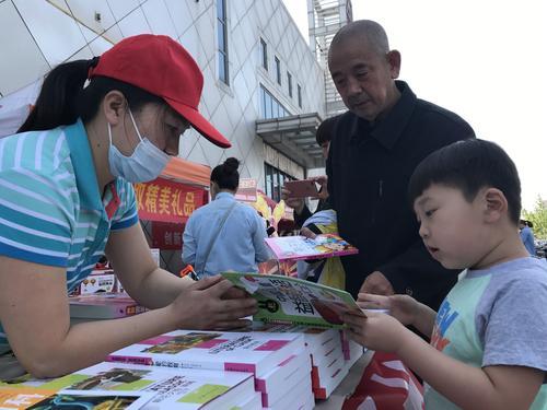 “迎书博.读书好”文化惠民大篷车活动走进保龙仓超市