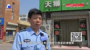 不惧高温走街串巷 专治城市“牛皮癣”