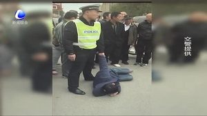 自制长夹偷手机 战士民警联手制服小偷