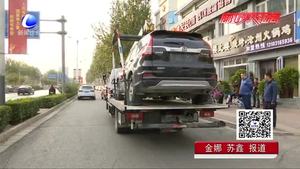 零距离.交通：无牌车街头违停 民警执法将车拖走