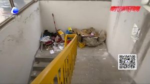 零距离·追踪：单元楼门前垃圾已清理 住宅楼道内垃圾仍存在