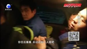 务工图方便 多个男子叠罗汉挤进小轿车