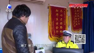 无牌又无证 外卖小哥驾驶摩托车送餐被查