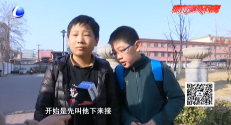 九旬老人回家难 暖心护送好少年