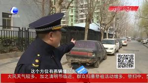 市综合执法局清理僵尸车 净化城区环境