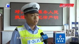 幼儿抽搐昏迷 交警骑摩托带道紧急送医