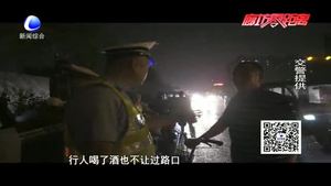 路遇查酒驾 骑车人主动要求吹一下