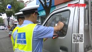 民警集中整治车站周边交通乱象