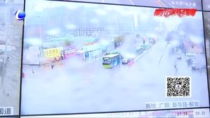 强降雨致市区道路大范围积水 各种车辆涉水抛锚