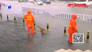 环卫工人雨中清理水中垃圾 保障排水顺畅