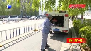 渣土车“带泥上路” 环卫部门清洗忙