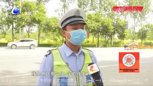 零距离·交通：重型半挂车司机遇交警 “假扮”身份被揭穿