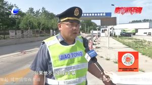 交警路政联合执法 查处超限超载货车