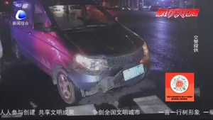 零距离·交通：两少年逆行路上玩手机 危险来临毫无察觉