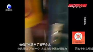 零距离·交通：货车变‘客车’ 司机好心却行为危险