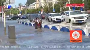 雨后环卫部门清污排水 确保街道干净安全