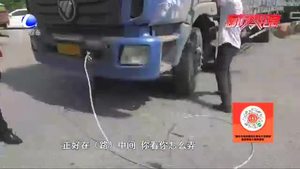 货车拉货车 不料行至路口拖引绳崩断