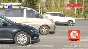 6座小客车塞11人 市交警一大队查获一辆超员车