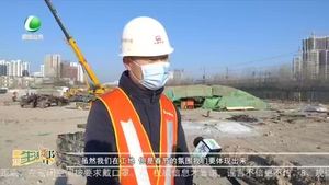 光明道上跨铁路立交桥工程建设者坚守岗位保进度